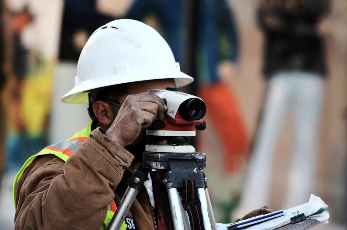 Travail de mesure sur le terrain