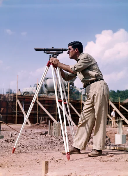 Un géomètre à la lunette sur un chantier de terrassement