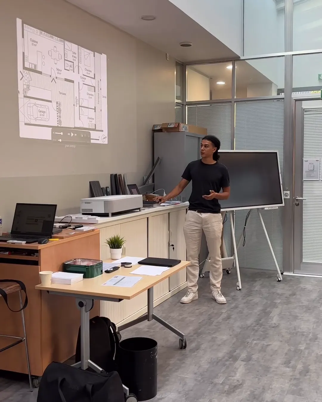 Mattéo animant une formation à l’intelligence artificielle en entreprise